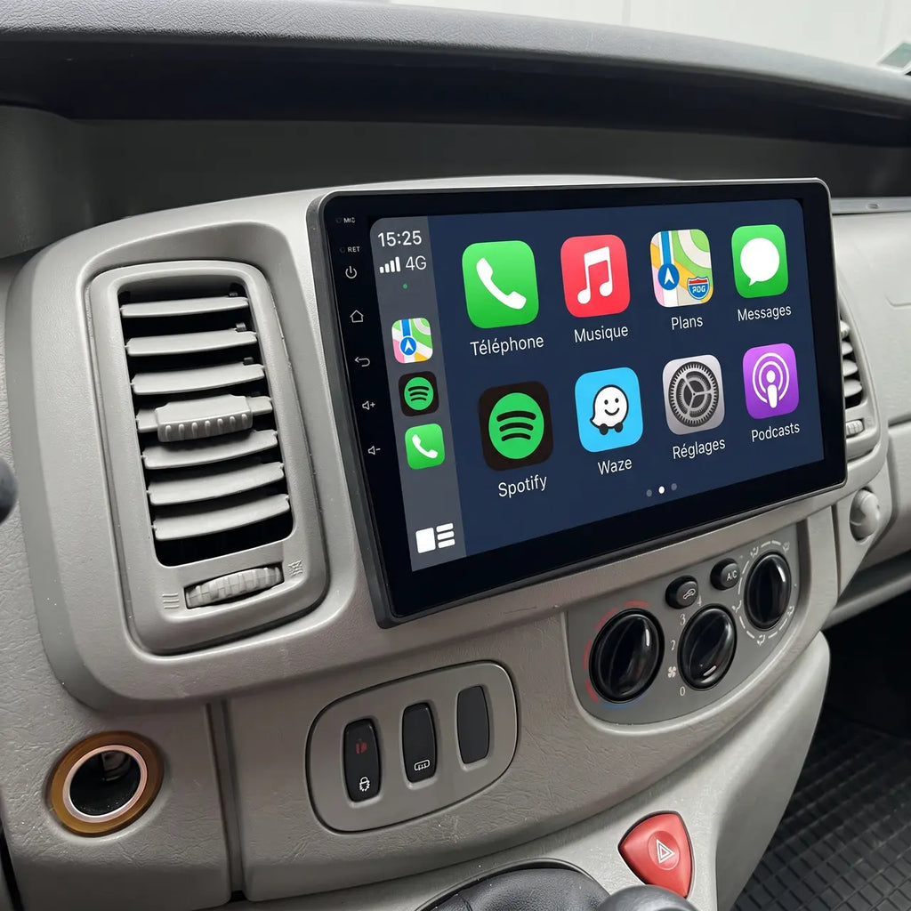 Autoradio CarPlay installé dans un Renault Trafic 2, interface CarPlay en français