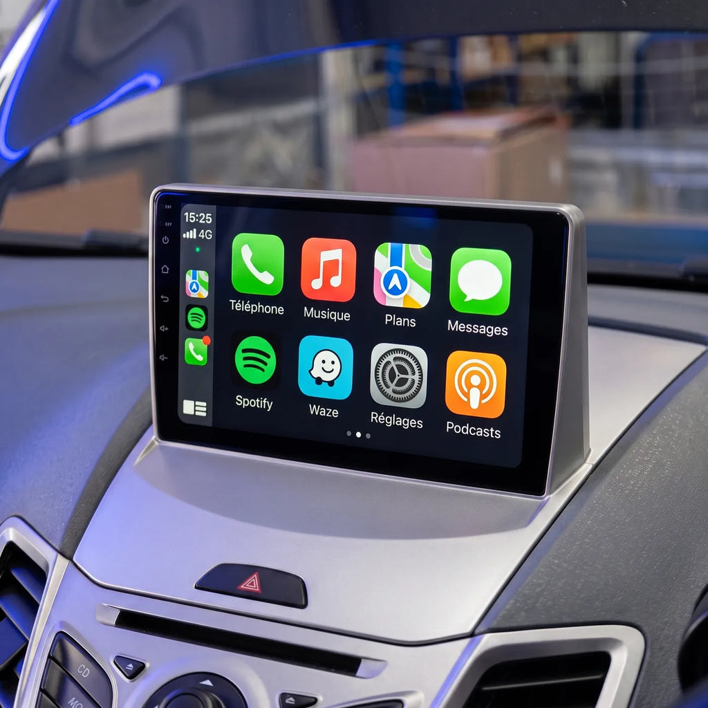 Écran CarPlay installé dans le tableau de bord d'une Ford Fiesta MK7, accueil Apple CarPlay en français avec Téléphone, Musique, Plans et Messages