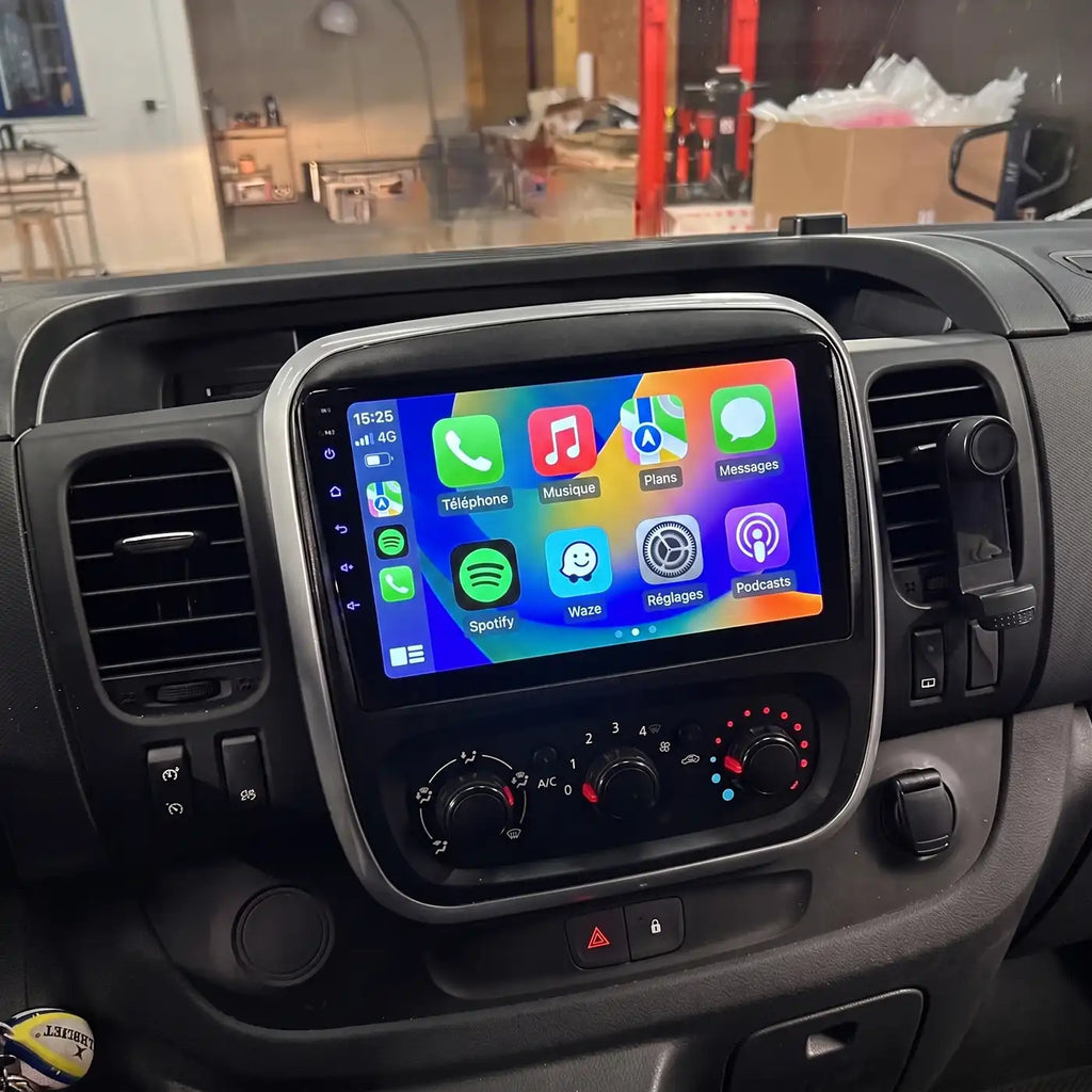 Écran CarPlay installé dans le tableau de bord d'un Renault Trafic 3, affichage de l'accueil CarPlay en français avec plusieurs applications.