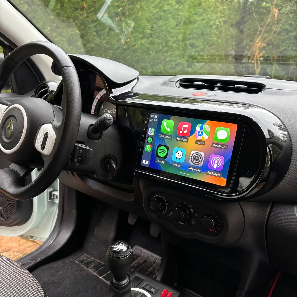 Autoradio CarPlay installé dans le tableau de bord d'une Renault Twingo 3, écran allumé sur CarPlay