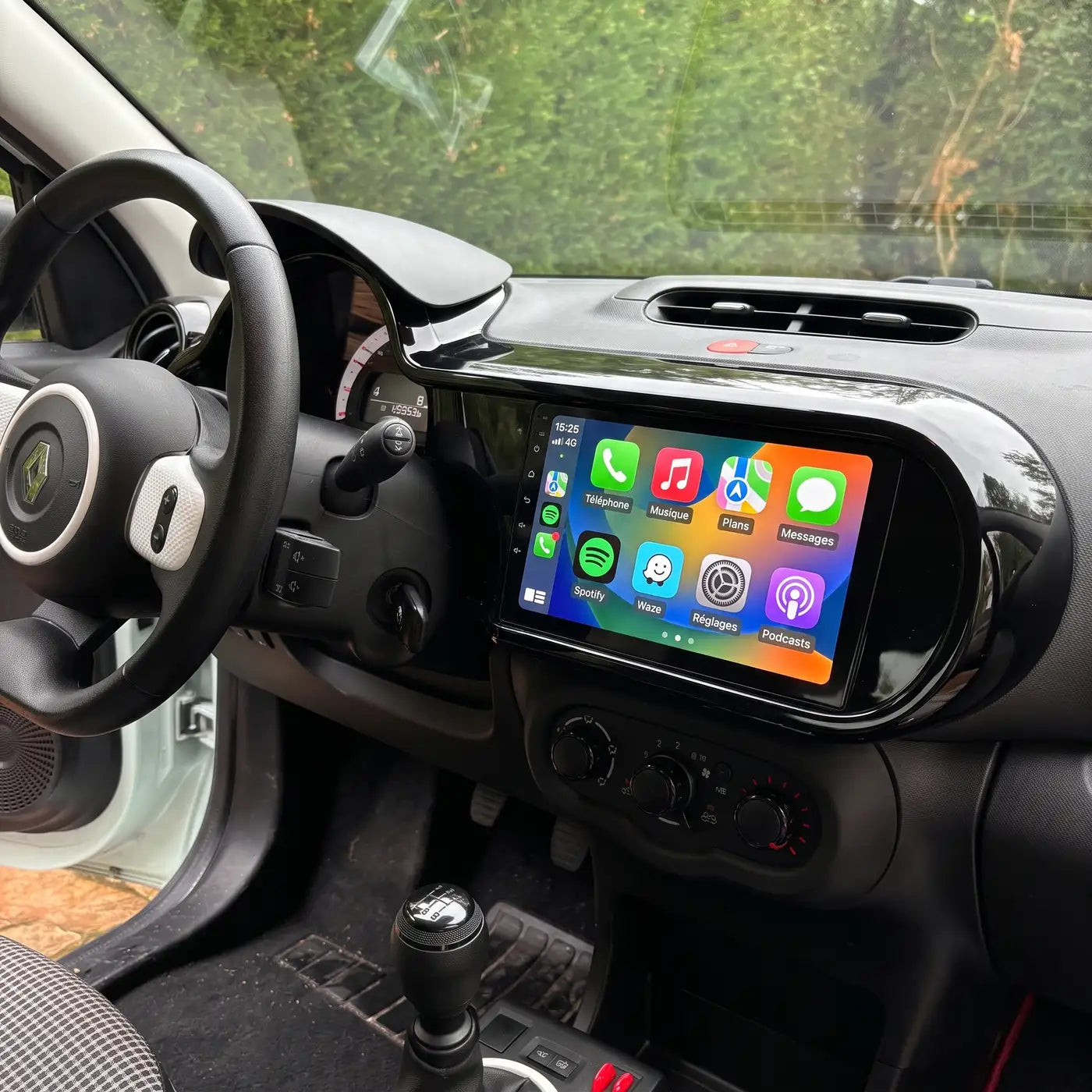 Autoradio CarPlay installé dans le tableau de bord d'une Renault Twingo 3, écran allumé sur CarPlay
