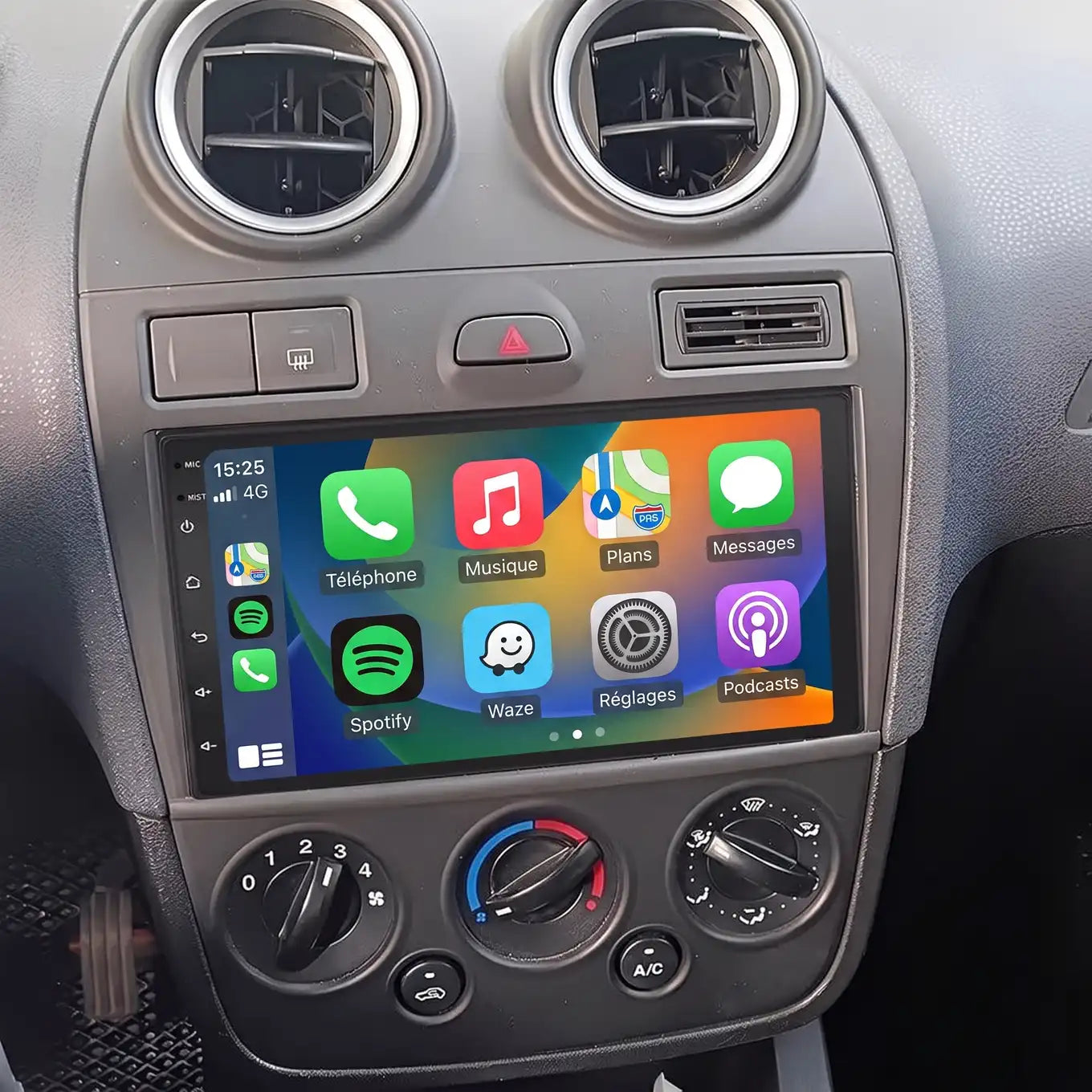 Autoradio CarPlay installé dans le tableau de bord d'une Ford Fiesta Mk5, écran allumé affichant les applications Téléphone, Musique, Plans et Messages