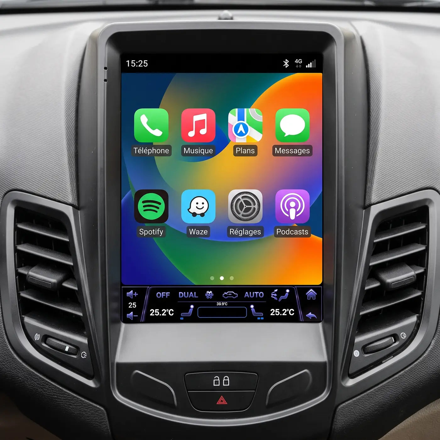 Écran CarPlay vertical installé dans le tableau de bord d'une Ford Fiesta MK7, accueil Apple CarPlay en français affiché.