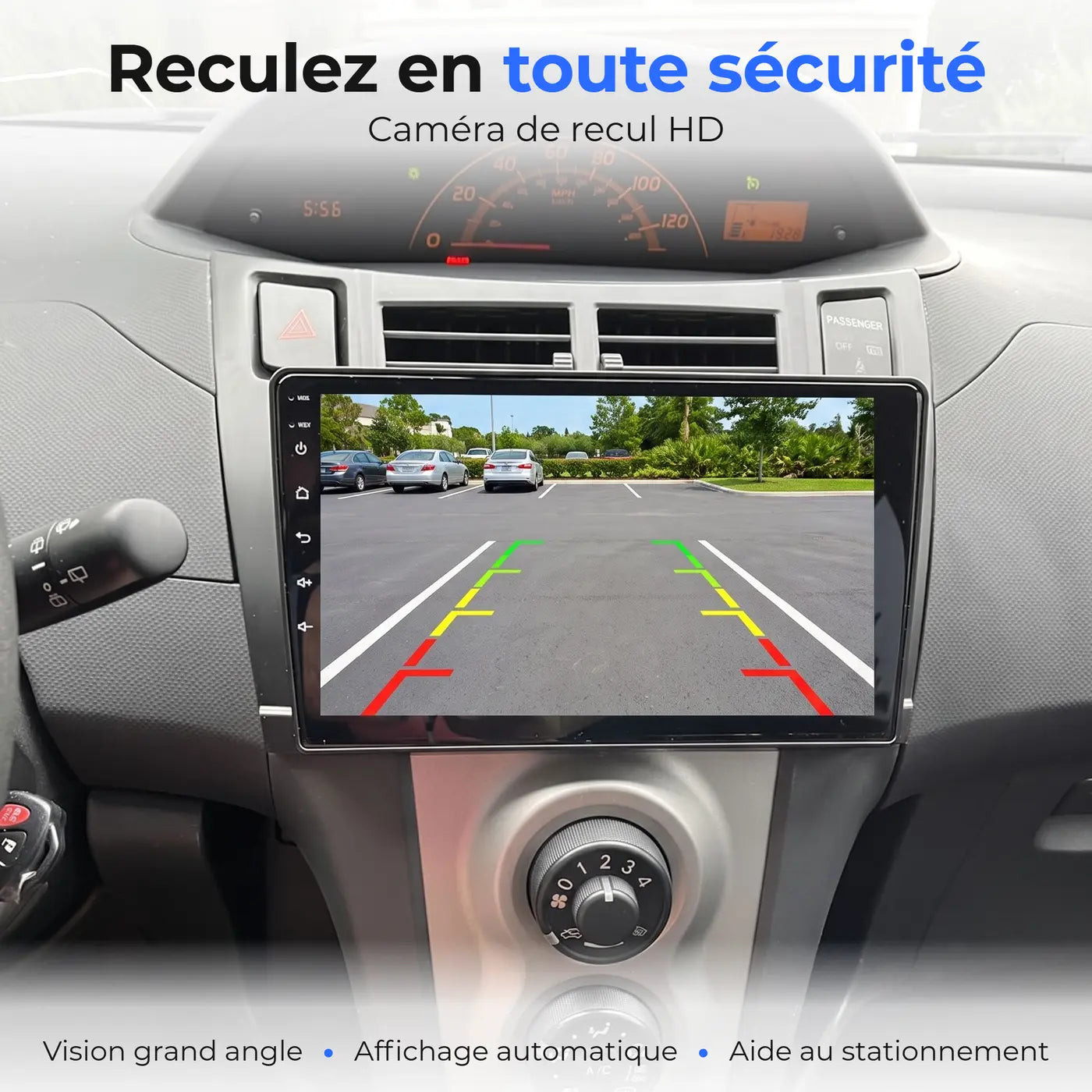 Écran CarPlay d'une Toyota Yaris affichant la vue de la caméra de recul avec les lignes de guidage vertes, jaunes et rouges