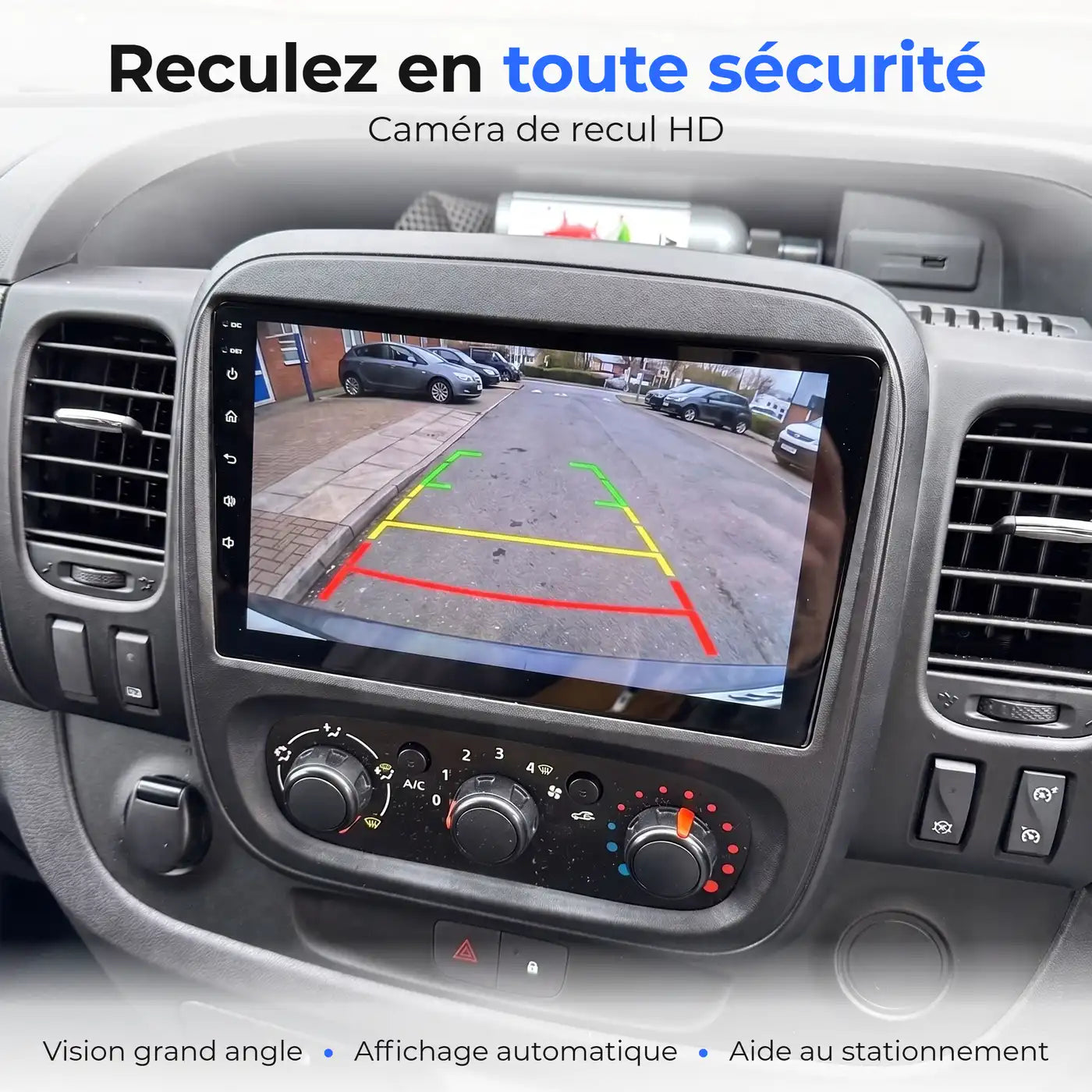Écran CarPlay d'un Renault Trafic 3 affichant la vue de la caméra de recul avec lignes de guidage de stationnement.