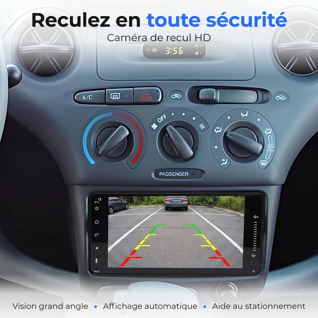 Écran CarPlay d'une Toyota Yaris affichant la vue de la caméra de recul avec les lignes de guidage