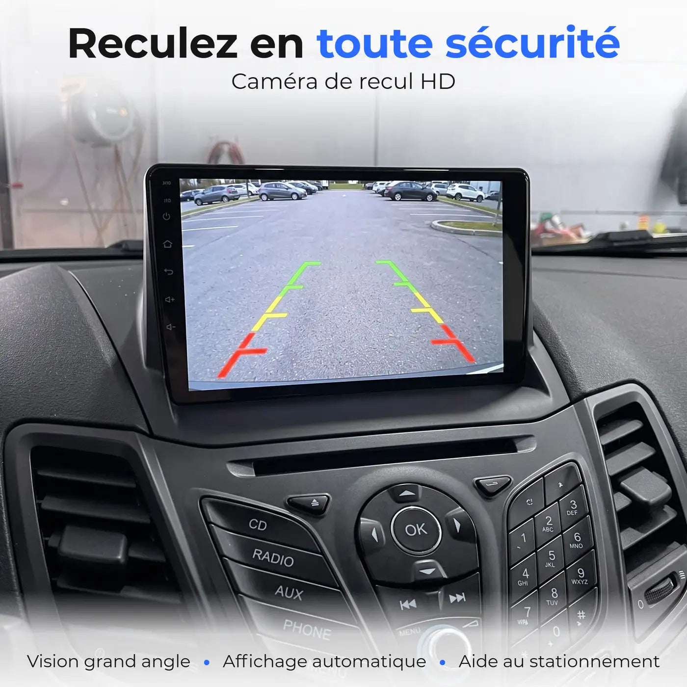 Caméra de recul HD affichée sur l'écran CarPlay d'une Ford Fiesta MK7, avec lignes de guidage de stationnement