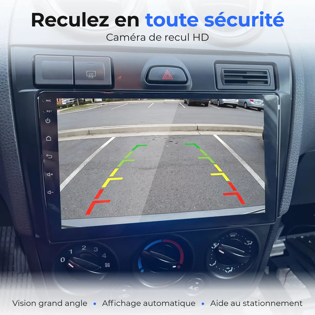 Vue de la caméra de recul avec lignes de guidage affichée sur l'écran CarPlay installé dans une Ford Fiesta Mk5