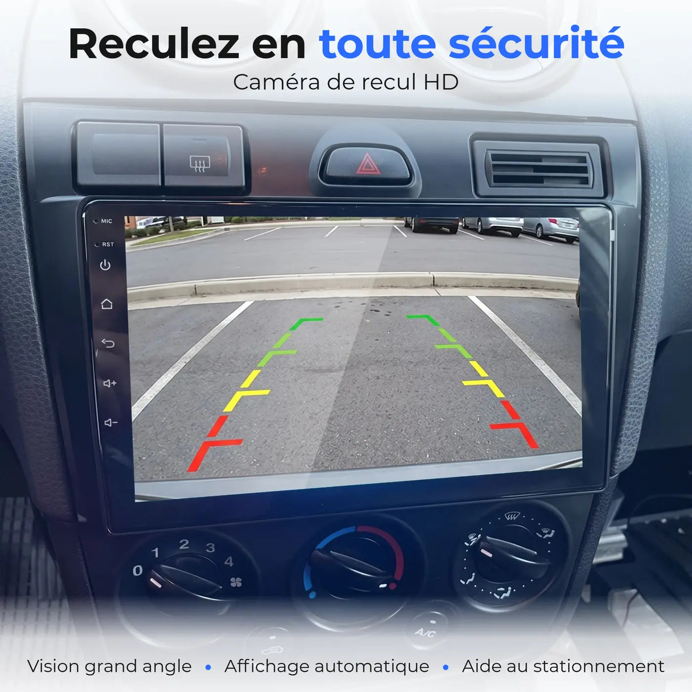 Vue de la caméra de recul avec lignes de guidage affichée sur l'écran CarPlay installé dans une Ford Fiesta Mk5