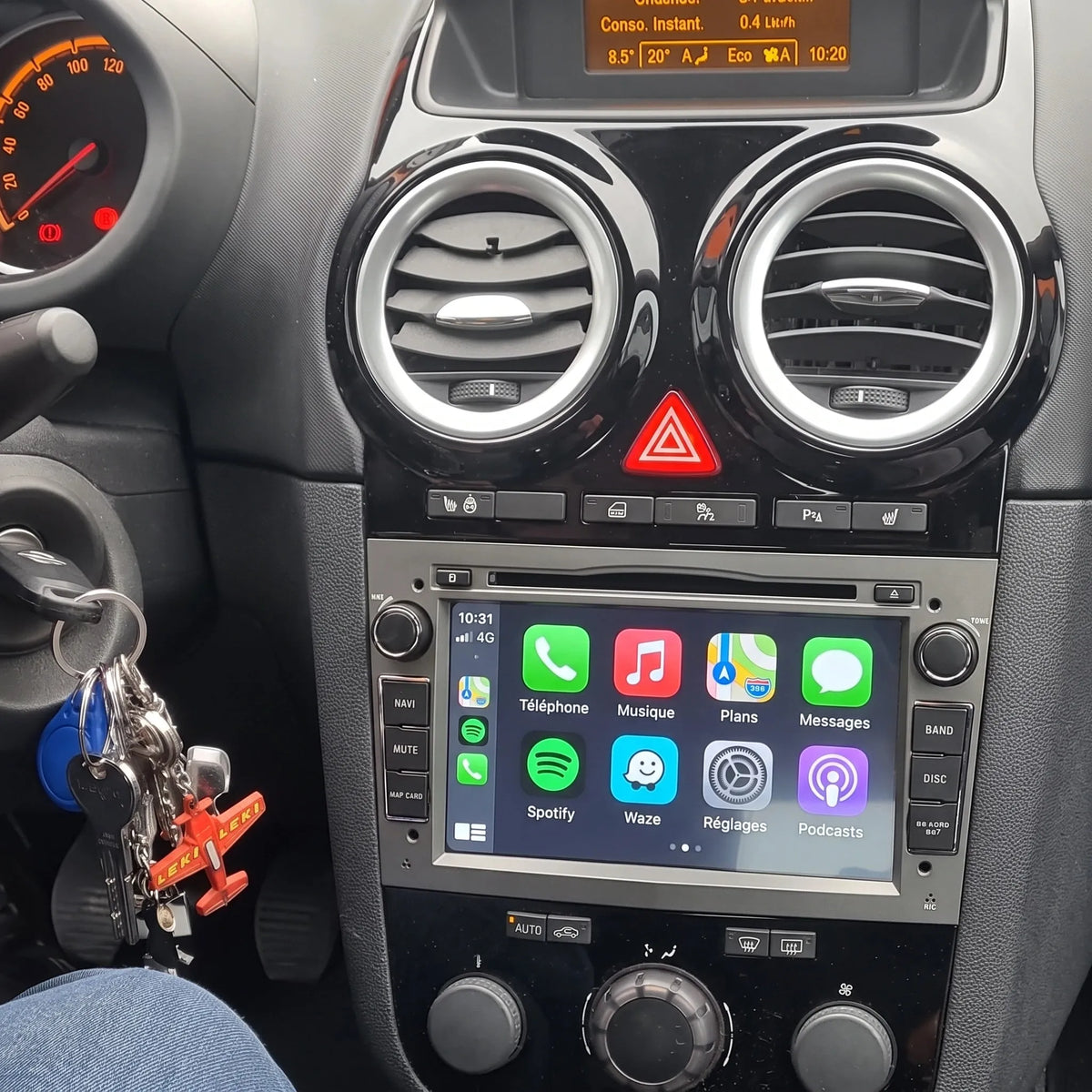 Autoradio CarPlay installé dans une Opel, écran CarPlay en français