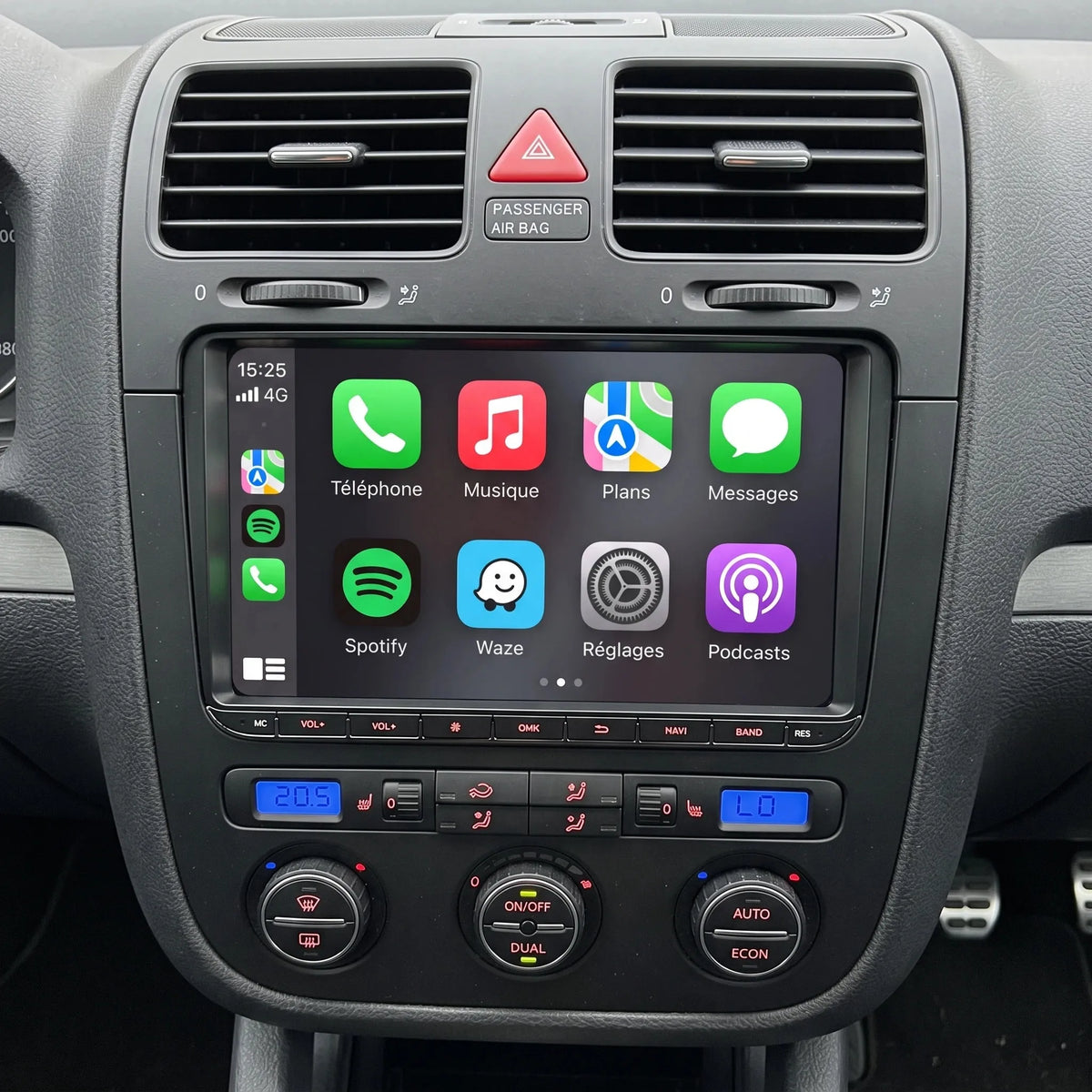 Autoradio CarPlay 9 pouces installé dans une VW Golf 6 - écran tactile avec applications