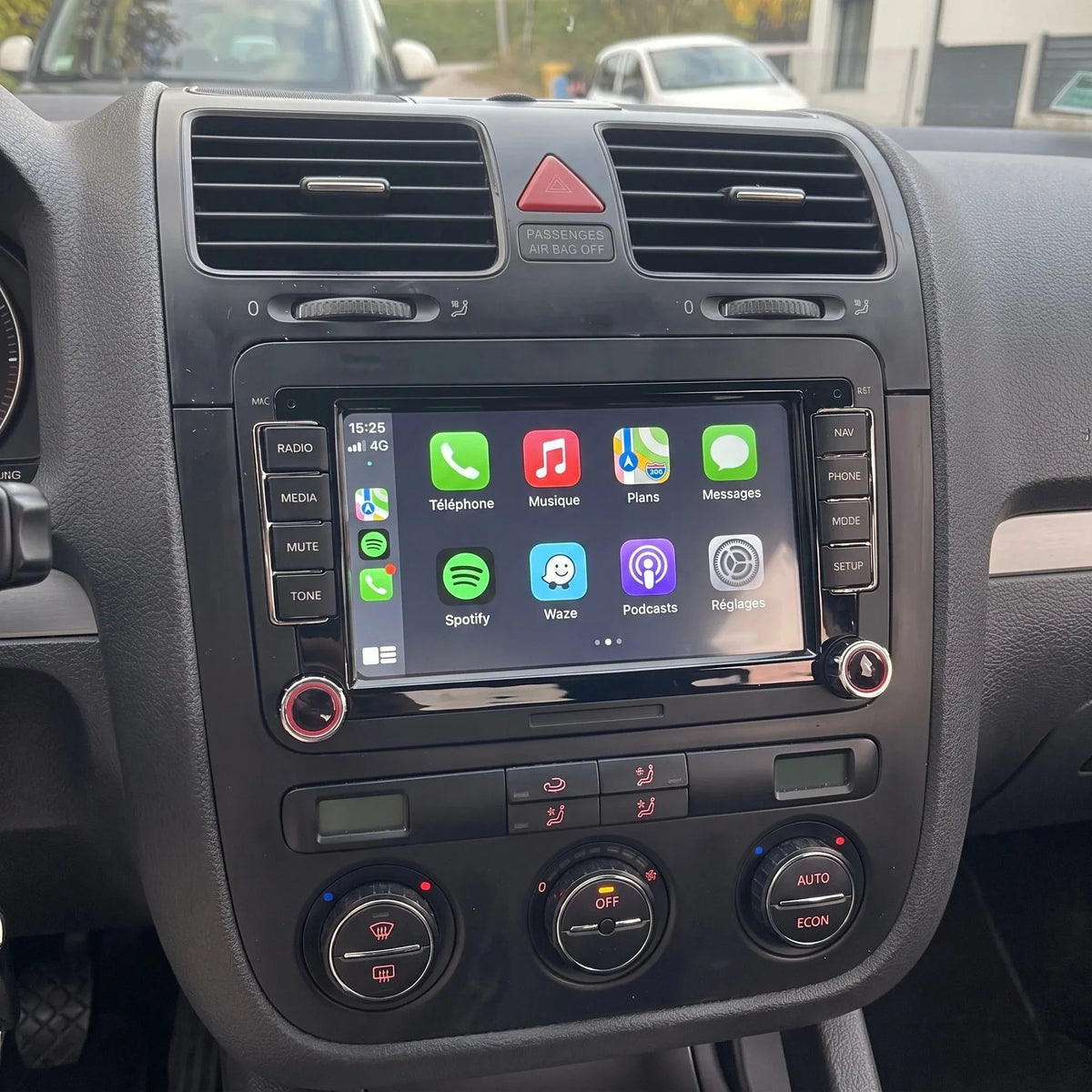Écran CarPlay installé dans le tableau de bord d'une Volkswagen Golf 6