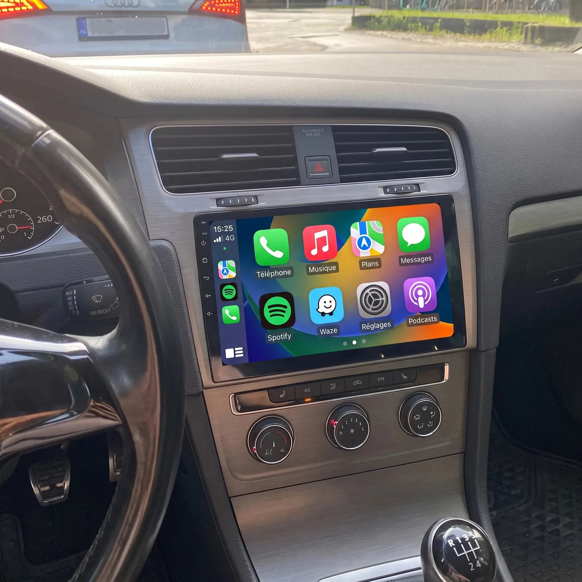 Autoradio CarPlay Volkswagen Golf 7 installé dans le tableau de bord, écran tactile CarPlay français