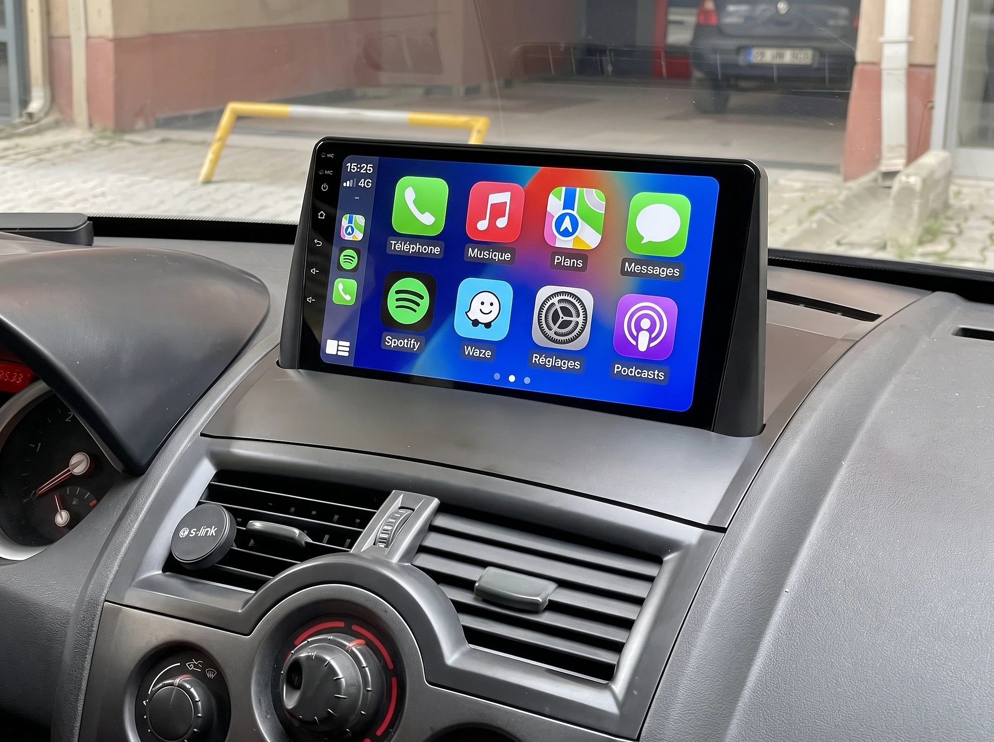 Autoradio CarPlay installé dans une Renault Mégane 2, écran CarPlay en français