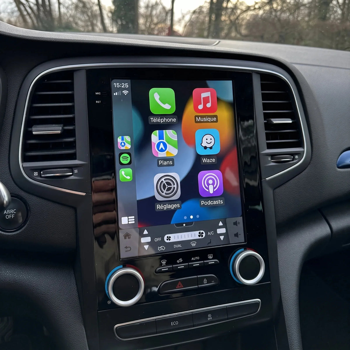 Autoradio CarPlay Mégane 4 installé au tableau de bord, accueil CarPlay français