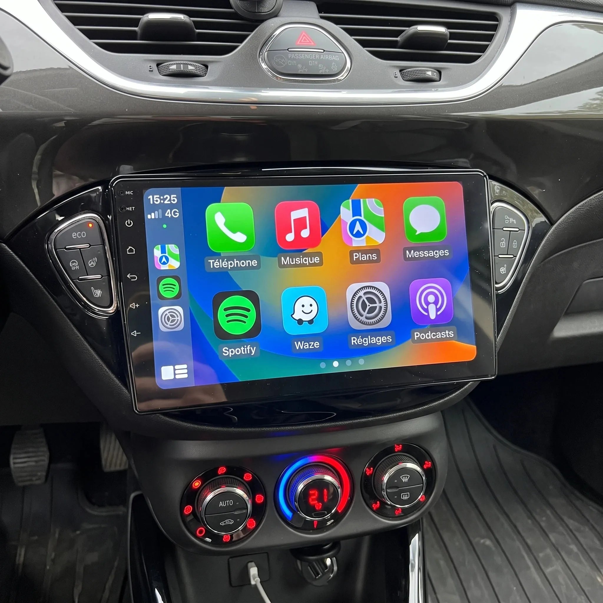 Autoradio CarPlay installé dans une Opel Corsa E, écran CarPlay français