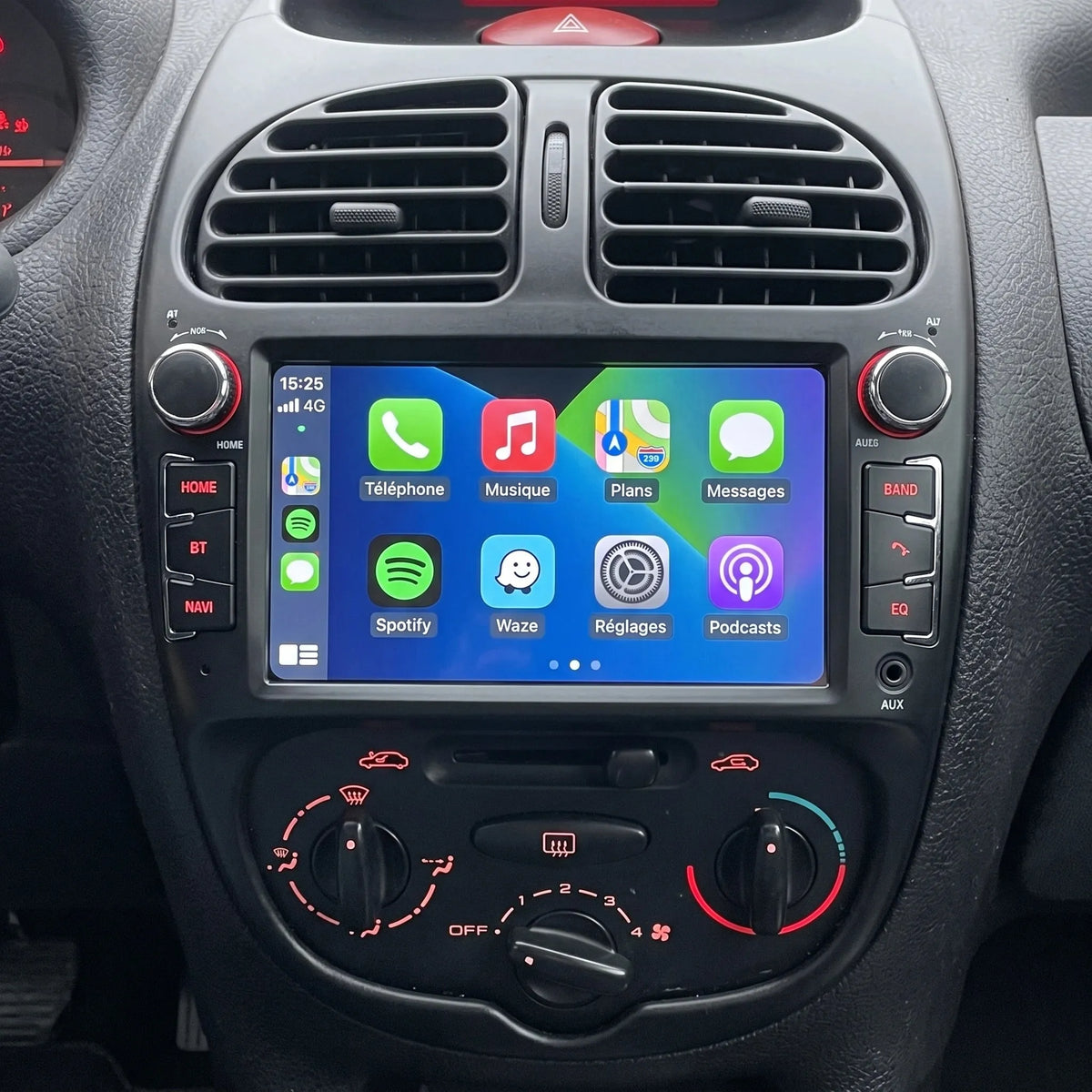 Autoradio CarPlay installé dans une Peugeot 206, écran CarPlay français