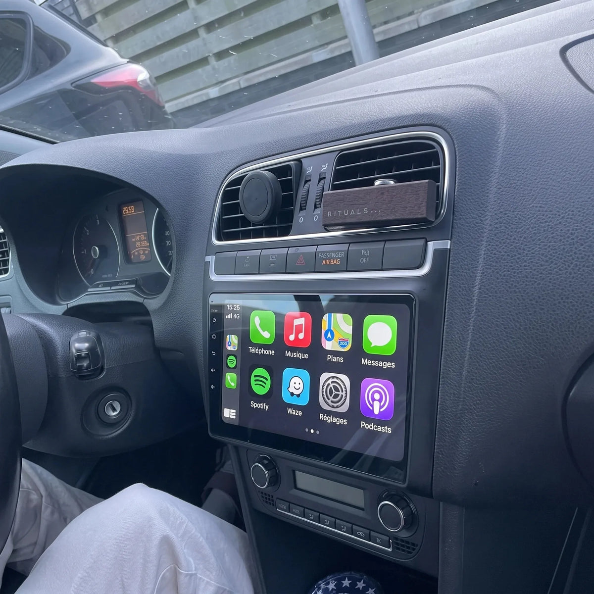 Autoradio CarPlay VW Polo 5 installé, accueil CarPlay français